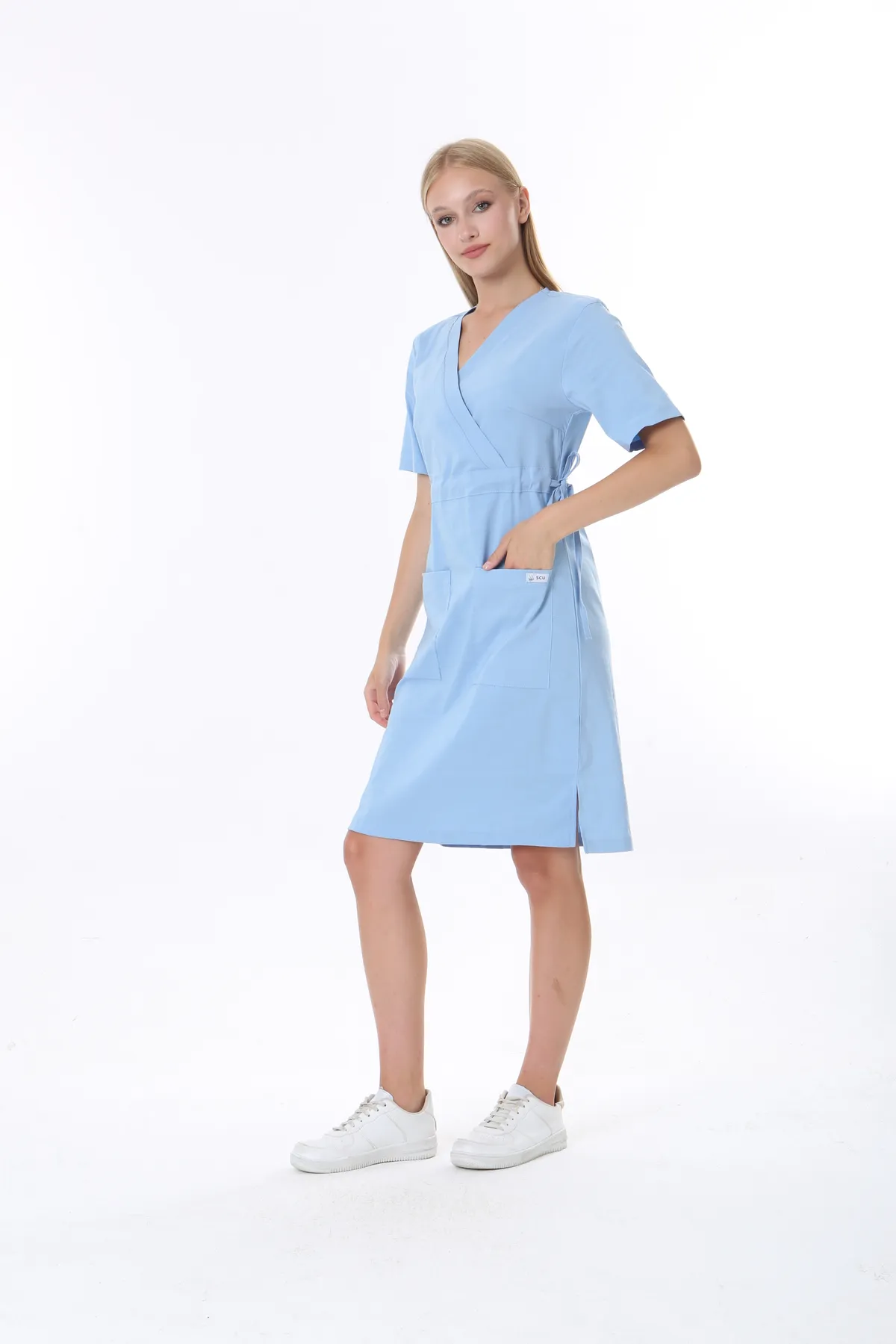 Hellblau Medizinisches Wickelkleid — Hellblau — model MD-2420-LBL, view 1